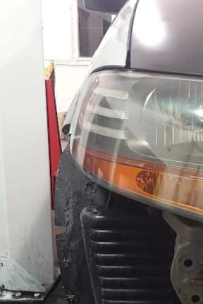 Kristálytiszta fényszóró felújítás után, szerelés alatt álló autón
